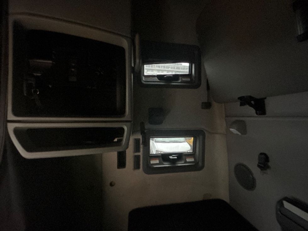 Sleeper Tractor-Heavy Duty Tractors-Volvo-2022-VNL64760-North Bergen-NJ-525,909\n\t\tmiles-$ 65,750 - Image 19