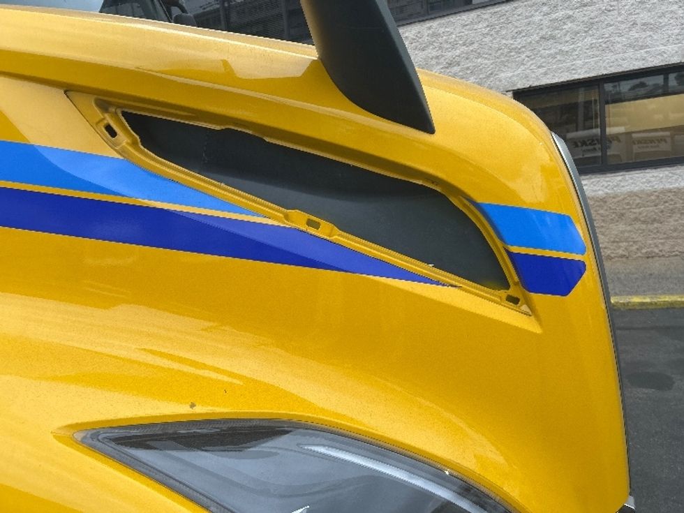 Sleeper Tractor-Heavy Duty Tractors-Volvo-2022-VNL64760-North Bergen-NJ-525,909\n\t\tmiles-$ 65,750 - Image 24