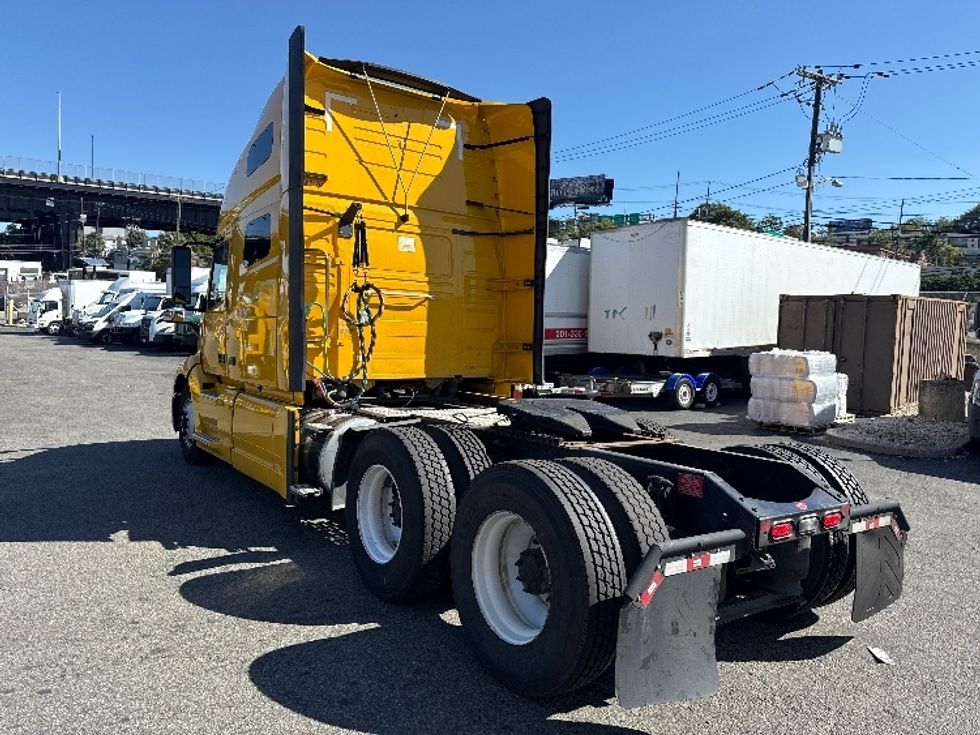 Sleeper Tractor-Heavy Duty Tractors-Volvo-2022-VNL64760-North Bergen-NJ-525,909\n\t\tmiles-$ 65,750 - Image 5
