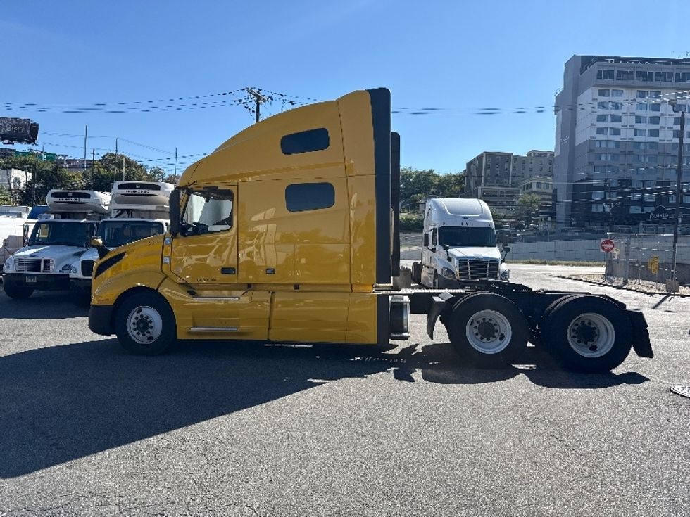 Sleeper Tractor-Heavy Duty Tractors-Volvo-2022-VNL64760-North Bergen-NJ-525,909\n\t\tmiles-$ 65,750 - Image 8