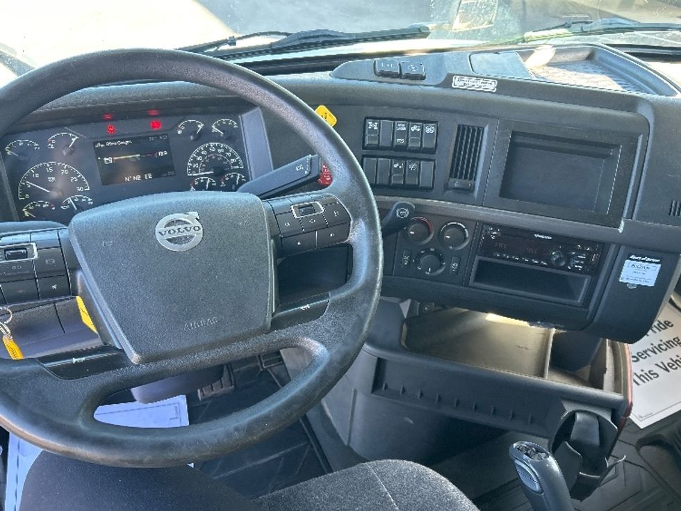 Sleeper Tractor-Heavy Duty Tractors-Volvo-2022-VNL64760-North Bergen-NJ-634,706\n\t\tmiles-$ 61,750 - Image 11