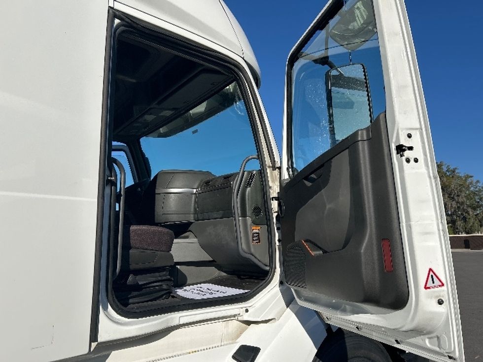 Sleeper Tractor-Heavy Duty Tractors-Volvo-2022-VNL64760-North Bergen-NJ-634,706\n\t\tmiles-$ 61,750 - Image 13