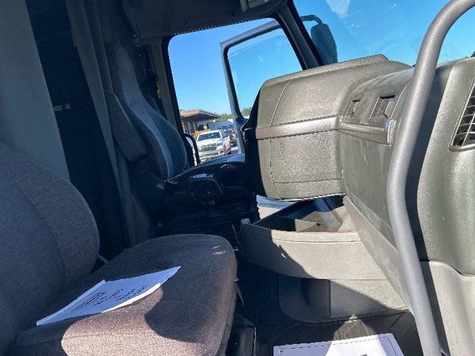 Sleeper Tractor-Heavy Duty Tractors-Volvo-2022-VNL64760-North Bergen-NJ-634,706\n\t\tmiles-$ 61,750 - Image 15