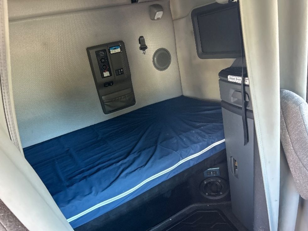 Sleeper Tractor-Heavy Duty Tractors-Volvo-2022-VNL64760-North Bergen-NJ-634,706\n\t\tmiles-$ 61,750 - Image 16