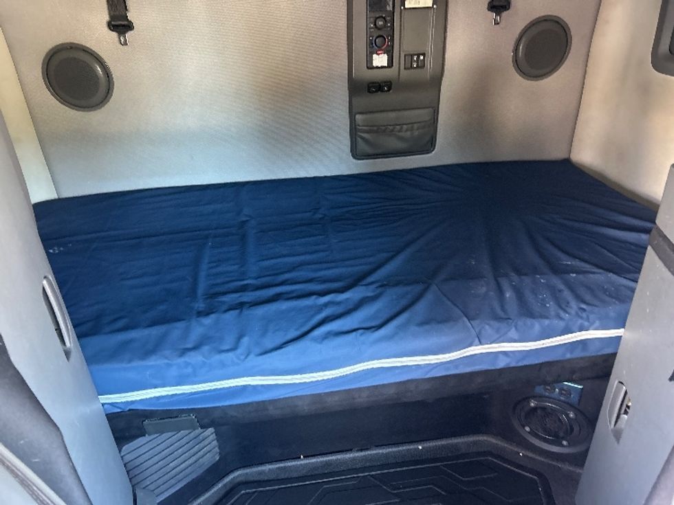 Sleeper Tractor-Heavy Duty Tractors-Volvo-2022-VNL64760-North Bergen-NJ-634,706\n\t\tmiles-$ 61,750 - Image 17