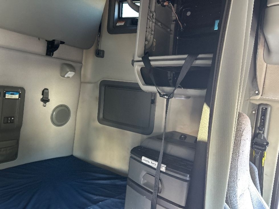 Sleeper Tractor-Heavy Duty Tractors-Volvo-2022-VNL64760-North Bergen-NJ-634,706\n\t\tmiles-$ 61,750 - Image 18