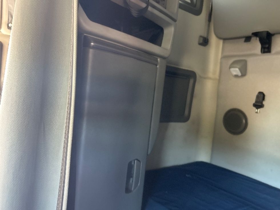 Sleeper Tractor-Heavy Duty Tractors-Volvo-2022-VNL64760-North Bergen-NJ-634,706\n\t\tmiles-$ 61,750 - Image 19