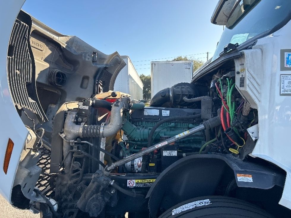 Sleeper Tractor-Heavy Duty Tractors-Volvo-2022-VNL64760-North Bergen-NJ-634,706\n\t\tmiles-$ 61,750 - Image 21