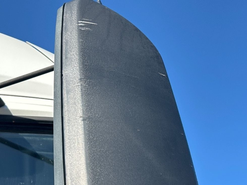 Sleeper Tractor-Heavy Duty Tractors-Volvo-2022-VNL64760-North Bergen-NJ-634,706\n\t\tmiles-$ 61,750 - Image 22