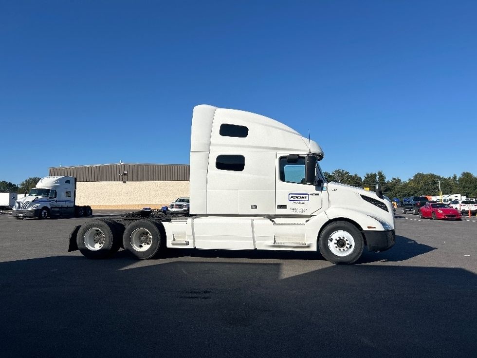 Sleeper Tractor-Heavy Duty Tractors-Volvo-2022-VNL64760-North Bergen-NJ-634,706\n\t\tmiles-$ 61,750 - Image 8