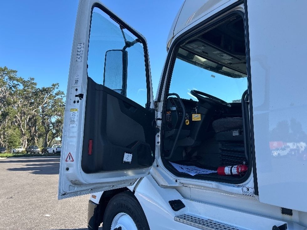 Sleeper Tractor-Heavy Duty Tractors-Volvo-2022-VNL64760-North Bergen-NJ-634,706\n\t\tmiles-$ 61,750 - Image 9