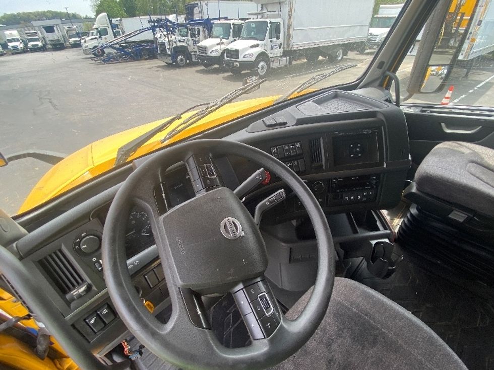 Sleeper Tractor-Heavy Duty Tractors-Volvo-2022-VNL64760-North Las Vegas-NV-560,528\n\t\tmiles-$ 69,000 - Image 10