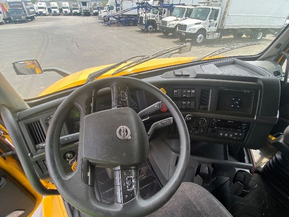 Sleeper Tractor-Heavy Duty Tractors-Volvo-2022-VNL64760-North Las Vegas-NV-560,528\n\t\tmiles-$ 69,000 - Image 11
