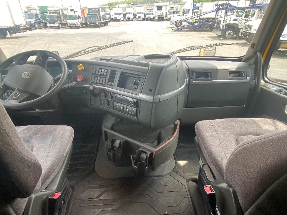 Sleeper Tractor-Heavy Duty Tractors-Volvo-2022-VNL64760-North Las Vegas-NV-560,528\n\t\tmiles-$ 69,000 - Image 12