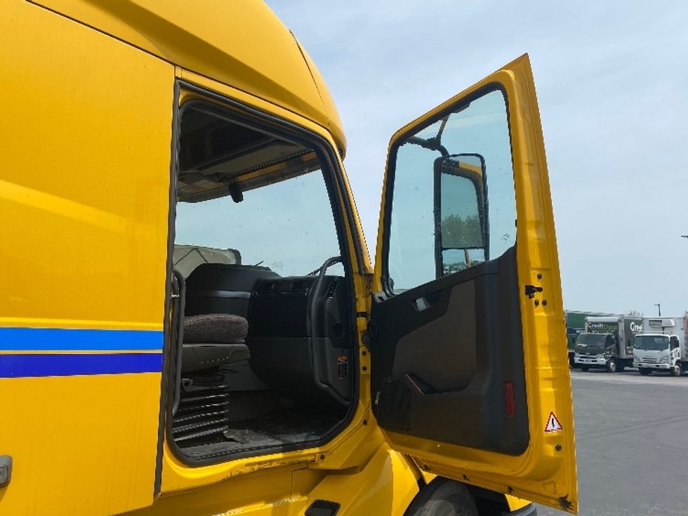 Sleeper Tractor-Heavy Duty Tractors-Volvo-2022-VNL64760-North Las Vegas-NV-560,528\n\t\tmiles-$ 69,000 - Image 13