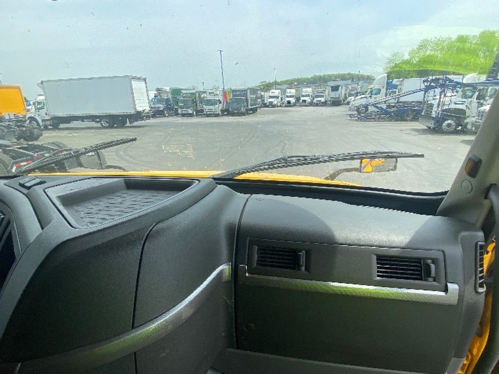 Sleeper Tractor-Heavy Duty Tractors-Volvo-2022-VNL64760-North Las Vegas-NV-560,528\n\t\tmiles-$ 69,000 - Image 14