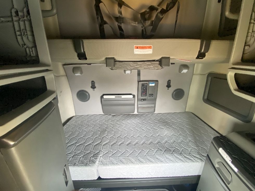 Sleeper Tractor-Heavy Duty Tractors-Volvo-2022-VNL64760-North Las Vegas-NV-560,528\n\t\tmiles-$ 69,000 - Image 16