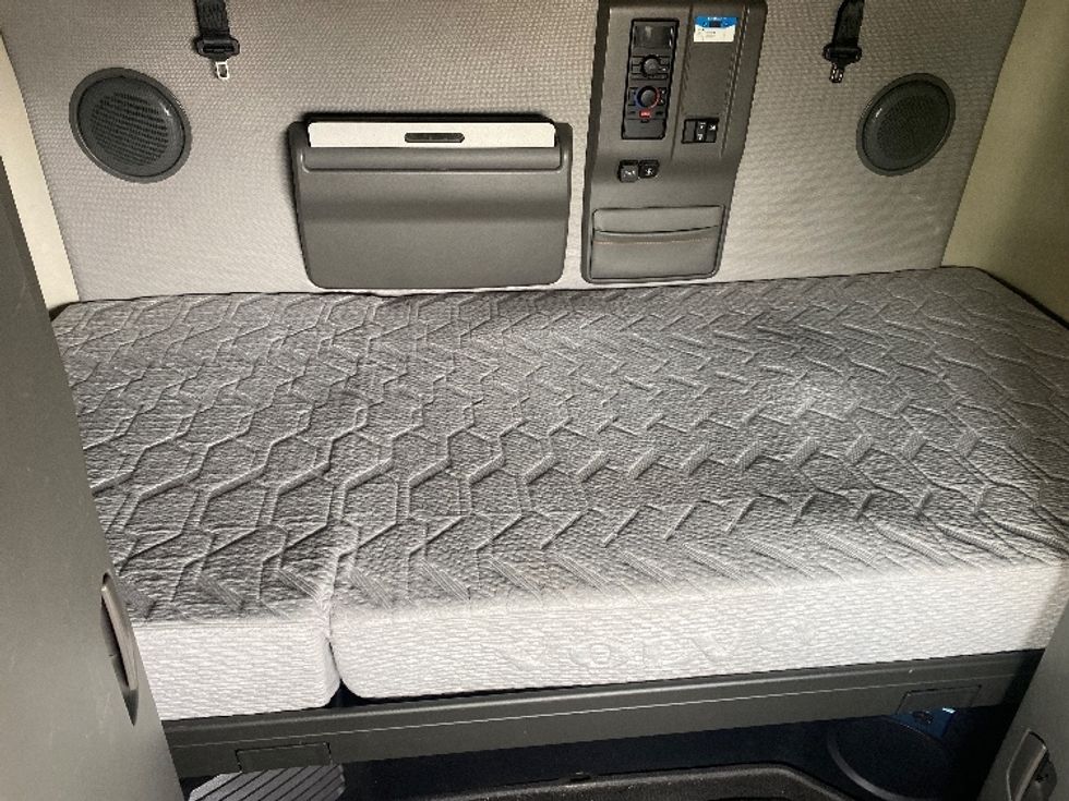 Sleeper Tractor-Heavy Duty Tractors-Volvo-2022-VNL64760-North Las Vegas-NV-560,528\n\t\tmiles-$ 69,000 - Image 17