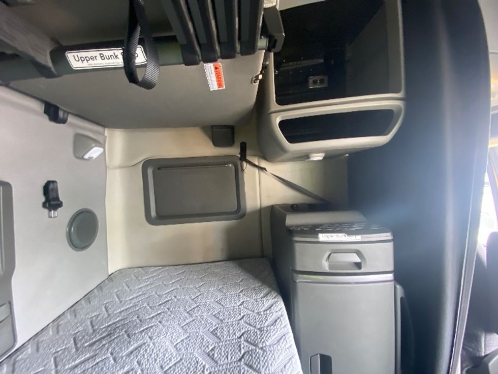 Sleeper Tractor-Heavy Duty Tractors-Volvo-2022-VNL64760-North Las Vegas-NV-560,528\n\t\tmiles-$ 69,000 - Image 18