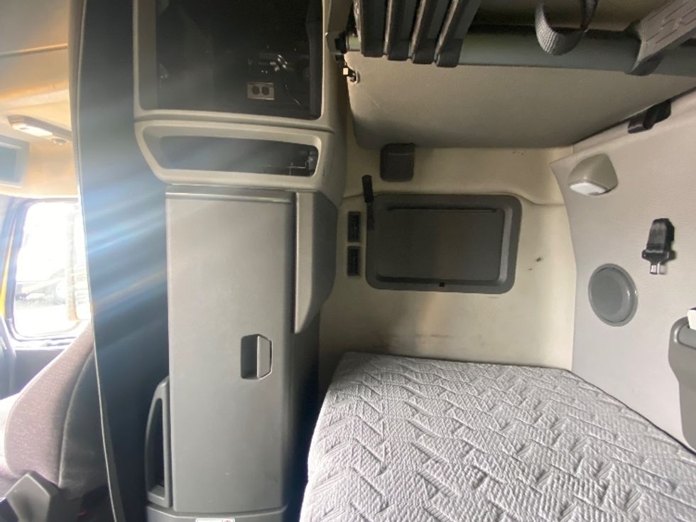 Sleeper Tractor-Heavy Duty Tractors-Volvo-2022-VNL64760-North Las Vegas-NV-560,528\n\t\tmiles-$ 69,000 - Image 19