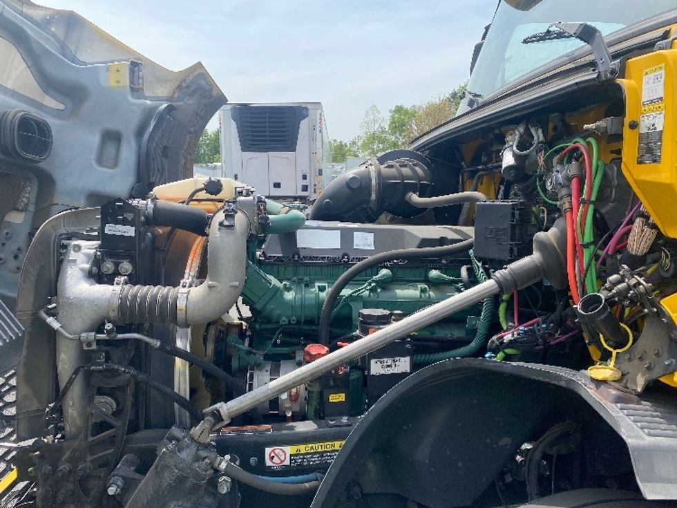 Sleeper Tractor-Heavy Duty Tractors-Volvo-2022-VNL64760-North Las Vegas-NV-560,528\n\t\tmiles-$ 69,000 - Image 21