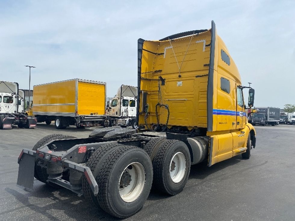 Sleeper Tractor-Heavy Duty Tractors-Volvo-2022-VNL64760-North Las Vegas-NV-560,528\n\t\tmiles-$ 69,000 - Image 7