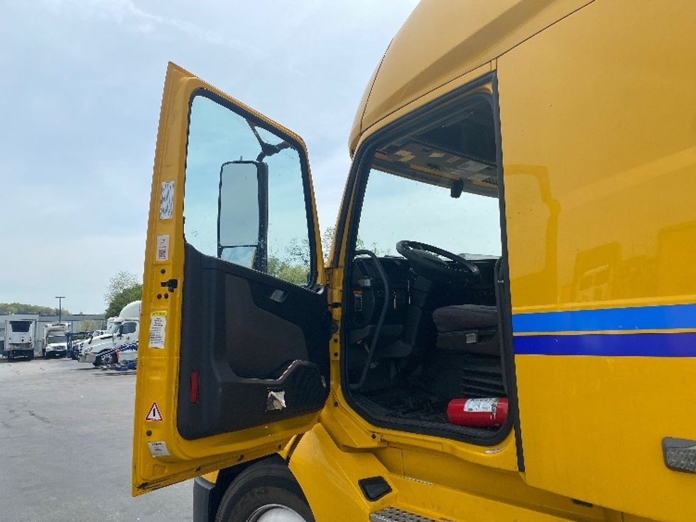 Sleeper Tractor-Heavy Duty Tractors-Volvo-2022-VNL64760-North Las Vegas-NV-560,528\n\t\tmiles-$ 69,000 - Image 9