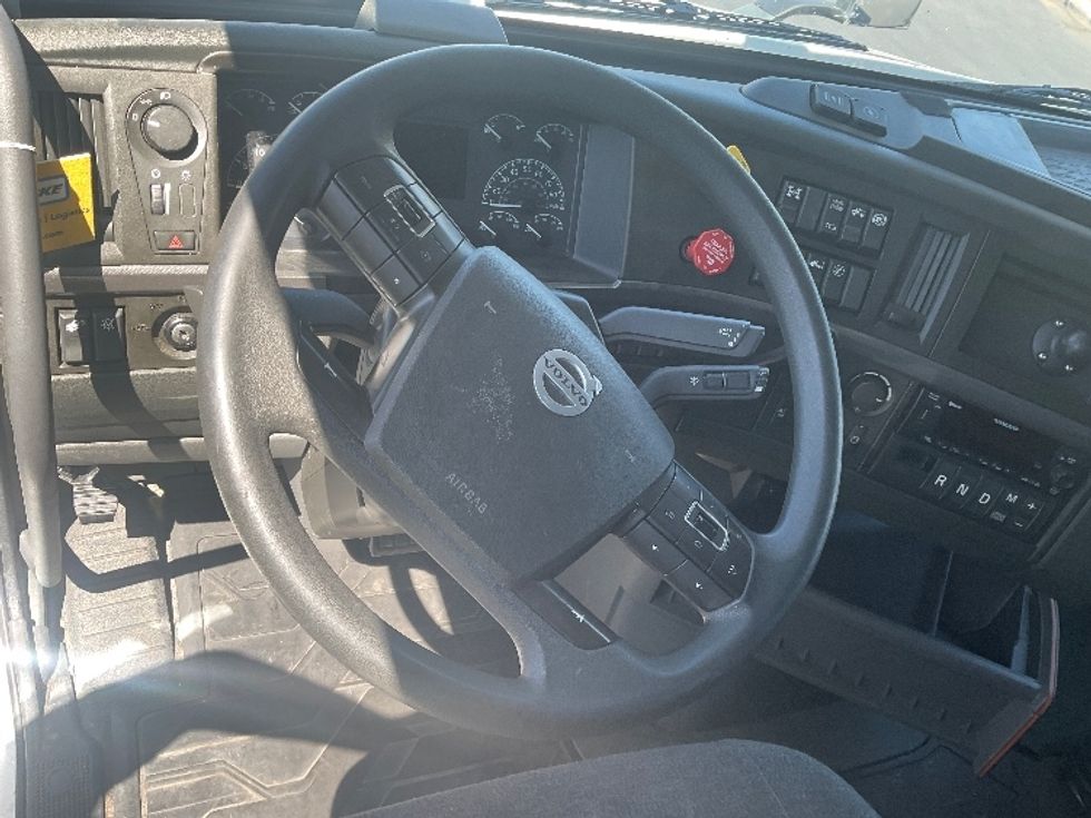 Sleeper Tractor-Heavy Duty Tractors-Volvo-2022-VNL64760-North Las Vegas-NV-641,185\n\t\tmiles-$ 61,750 - Image 10
