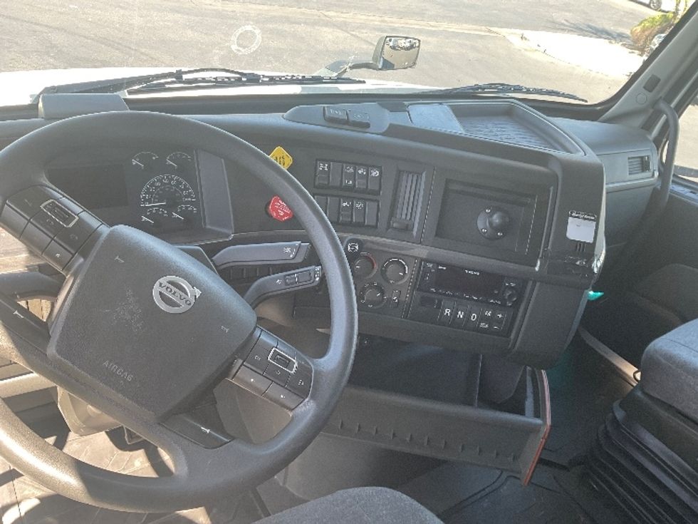 Sleeper Tractor-Heavy Duty Tractors-Volvo-2022-VNL64760-North Las Vegas-NV-641,185\n\t\tmiles-$ 61,750 - Image 11