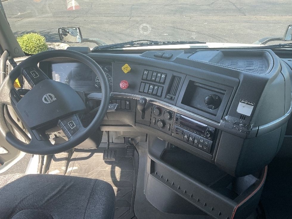 Sleeper Tractor-Heavy Duty Tractors-Volvo-2022-VNL64760-North Las Vegas-NV-641,185\n\t\tmiles-$ 61,750 - Image 12