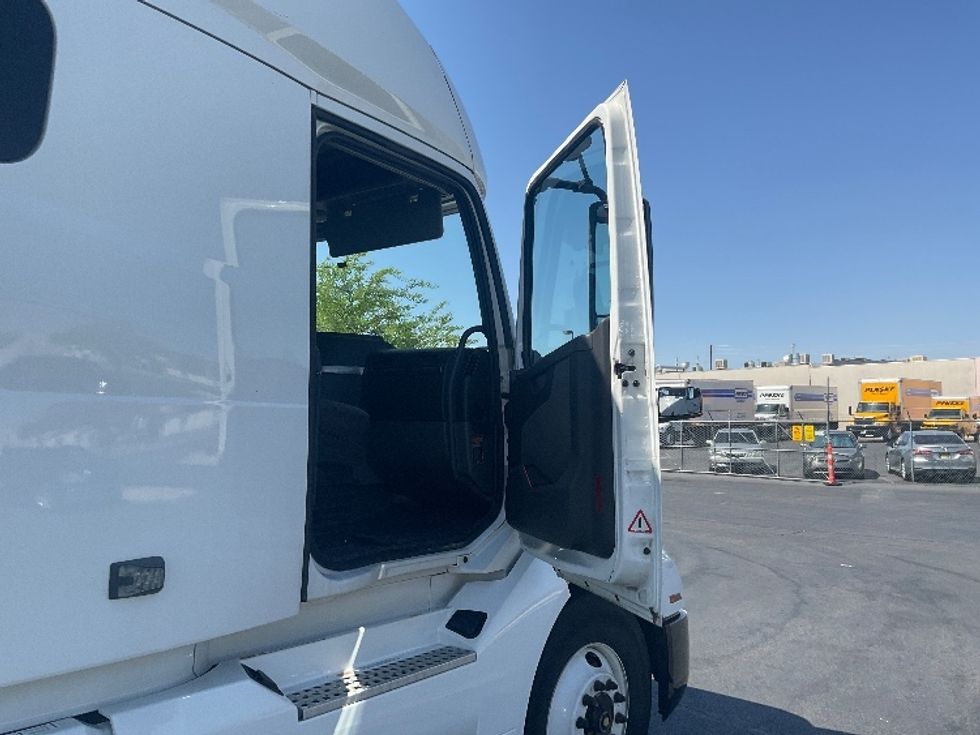 Sleeper Tractor-Heavy Duty Tractors-Volvo-2022-VNL64760-North Las Vegas-NV-641,185\n\t\tmiles-$ 61,750 - Image 13