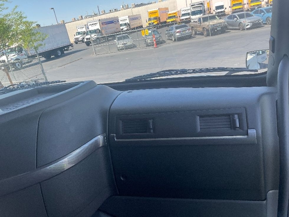 Sleeper Tractor-Heavy Duty Tractors-Volvo-2022-VNL64760-North Las Vegas-NV-641,185\n\t\tmiles-$ 61,750 - Image 14