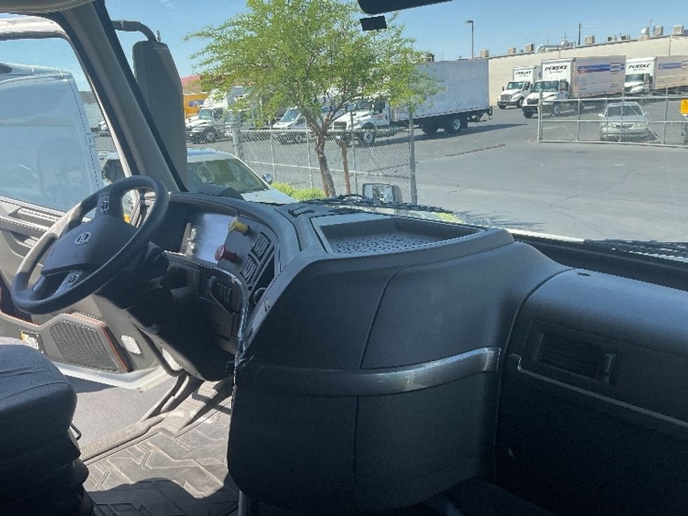 Sleeper Tractor-Heavy Duty Tractors-Volvo-2022-VNL64760-North Las Vegas-NV-641,185\n\t\tmiles-$ 61,750 - Image 15