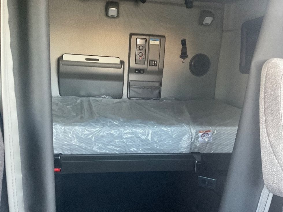 Sleeper Tractor-Heavy Duty Tractors-Volvo-2022-VNL64760-North Las Vegas-NV-641,185\n\t\tmiles-$ 61,750 - Image 16