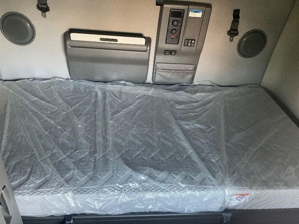 Sleeper Tractor-Heavy Duty Tractors-Volvo-2022-VNL64760-North Las Vegas-NV-641,185\n\t\tmiles-$ 61,750 - Image 17