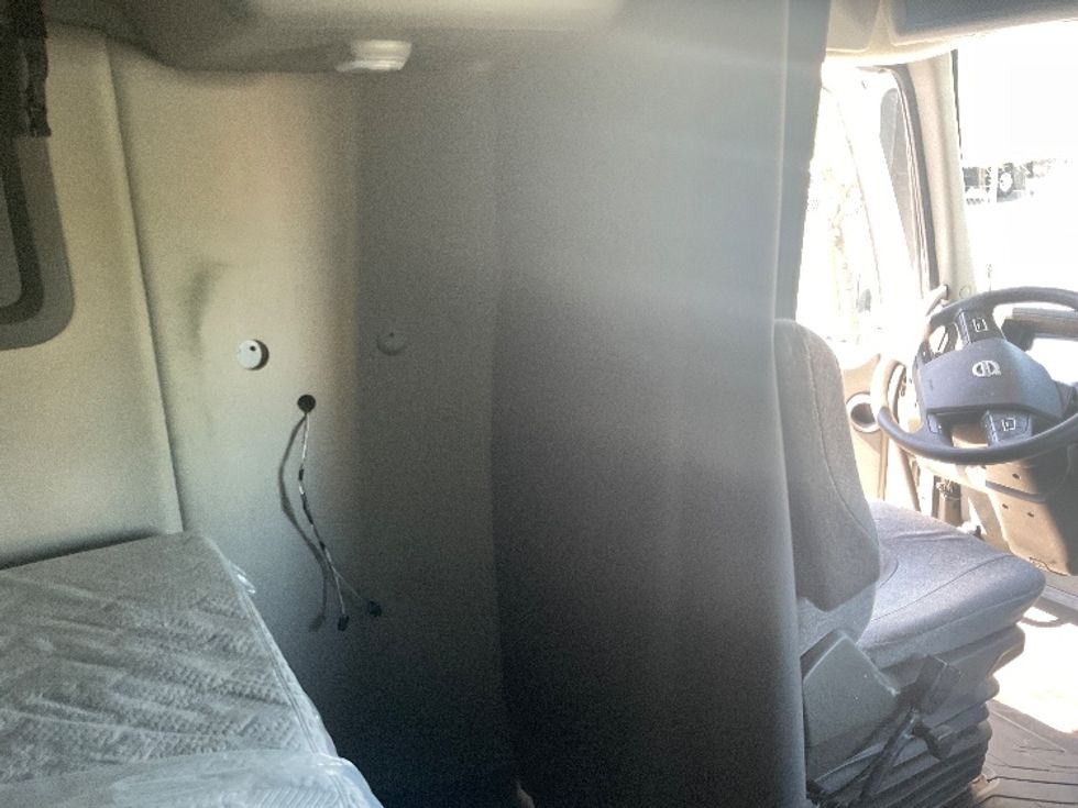 Sleeper Tractor-Heavy Duty Tractors-Volvo-2022-VNL64760-North Las Vegas-NV-641,185\n\t\tmiles-$ 61,750 - Image 18