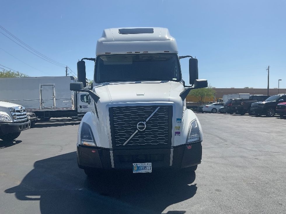 Sleeper Tractor-Heavy Duty Tractors-Volvo-2022-VNL64760-North Las Vegas-NV-641,185\n\t\tmiles-$ 61,750 - Image 2