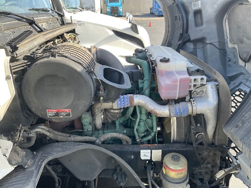 Sleeper Tractor-Heavy Duty Tractors-Volvo-2022-VNL64760-North Las Vegas-NV-641,185\n\t\tmiles-$ 61,750 - Image 20