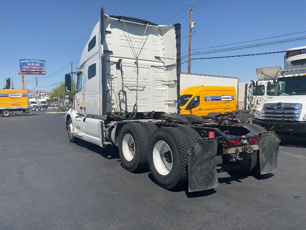 Sleeper Tractor-Heavy Duty Tractors-Volvo-2022-VNL64760-North Las Vegas-NV-641,185\n\t\tmiles-$ 61,750 - Image 5