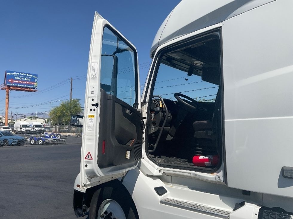 Sleeper Tractor-Heavy Duty Tractors-Volvo-2022-VNL64760-North Las Vegas-NV-641,185\n\t\tmiles-$ 61,750 - Image 9
