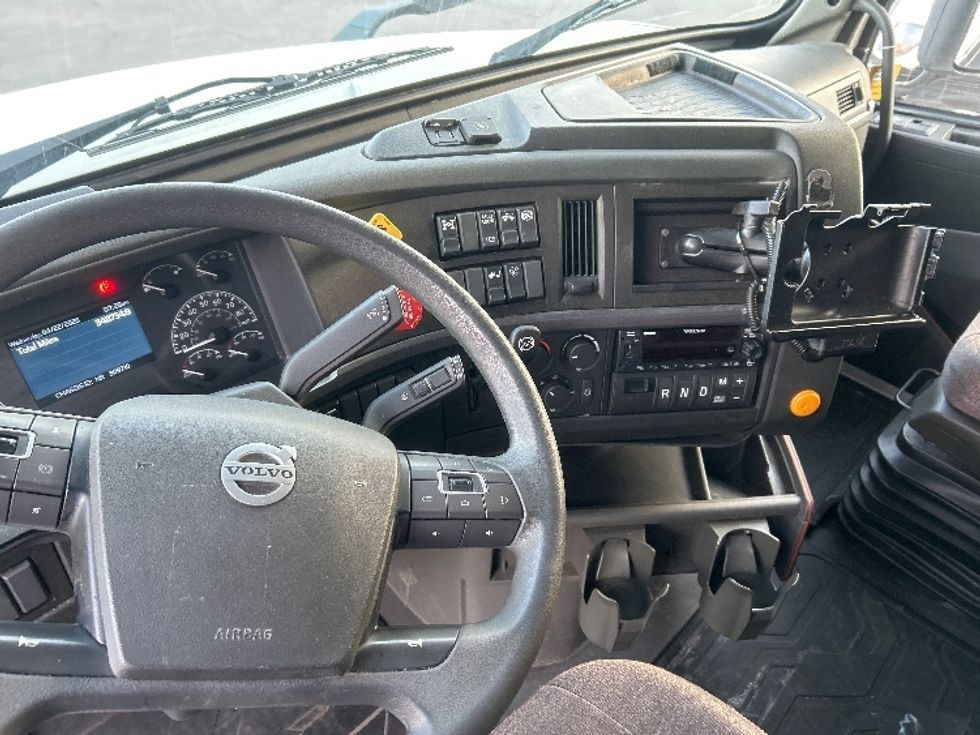 Sleeper Tractor-Heavy Duty Tractors-Volvo-2022-VNL64760-Obetz-OH-348,735\n\t\tmiles-$ 90,000 - Image 11