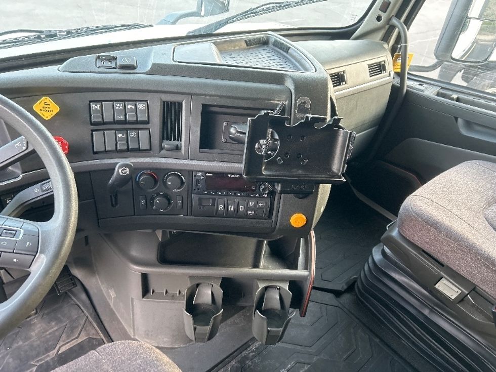 Sleeper Tractor-Heavy Duty Tractors-Volvo-2022-VNL64760-Obetz-OH-348,735\n\t\tmiles-$ 90,000 - Image 12
