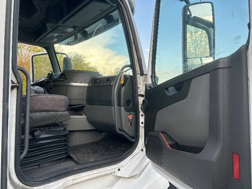Sleeper Tractor-Heavy Duty Tractors-Volvo-2022-VNL64760-Obetz-OH-348,735\n\t\tmiles-$ 90,000 - Image 13