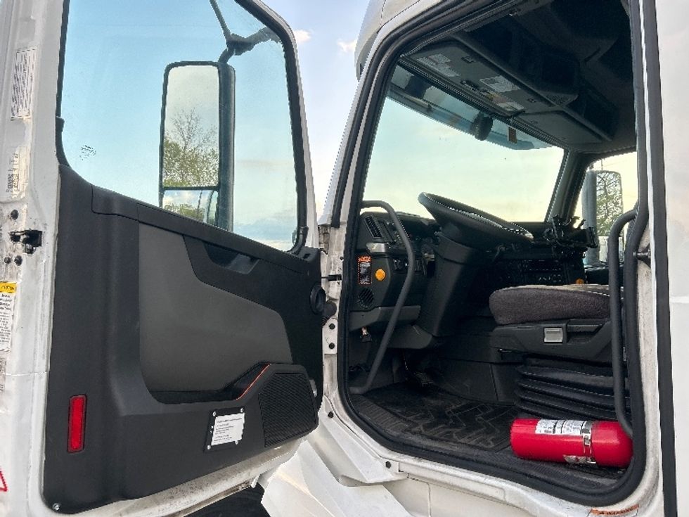 Sleeper Tractor-Heavy Duty Tractors-Volvo-2022-VNL64760-Obetz-OH-348,735\n\t\tmiles-$ 90,000 - Image 9