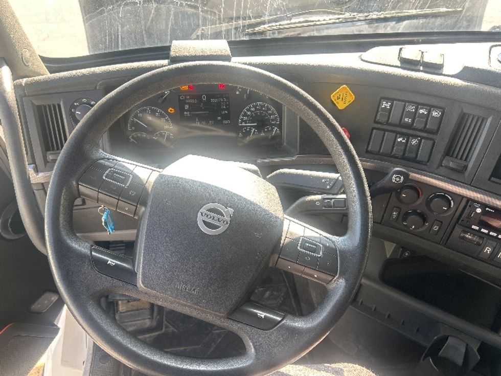 Sleeper Tractor-Heavy Duty Tractors-Volvo-2022-VNL64760-Obetz-OH-382,074\n\t\tmiles-$ 82,750 - Image 11