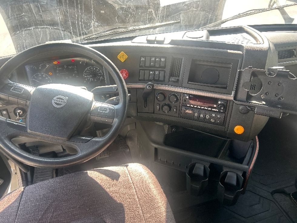 Sleeper Tractor-Heavy Duty Tractors-Volvo-2022-VNL64760-Obetz-OH-382,074\n\t\tmiles-$ 82,750 - Image 12