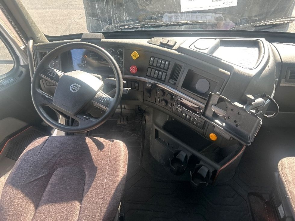 Sleeper Tractor-Heavy Duty Tractors-Volvo-2022-VNL64760-Obetz-OH-382,074\n\t\tmiles-$ 82,750 - Image 15