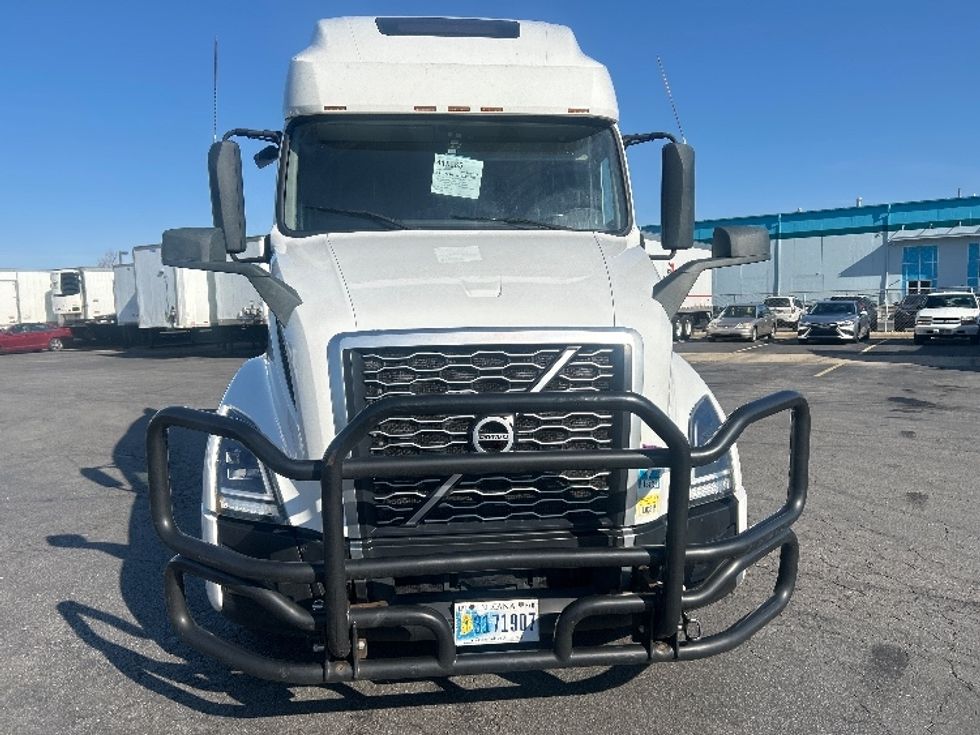 Sleeper Tractor-Heavy Duty Tractors-Volvo-2022-VNL64760-Obetz-OH-382,074\n\t\tmiles-$ 82,750 - Image 2