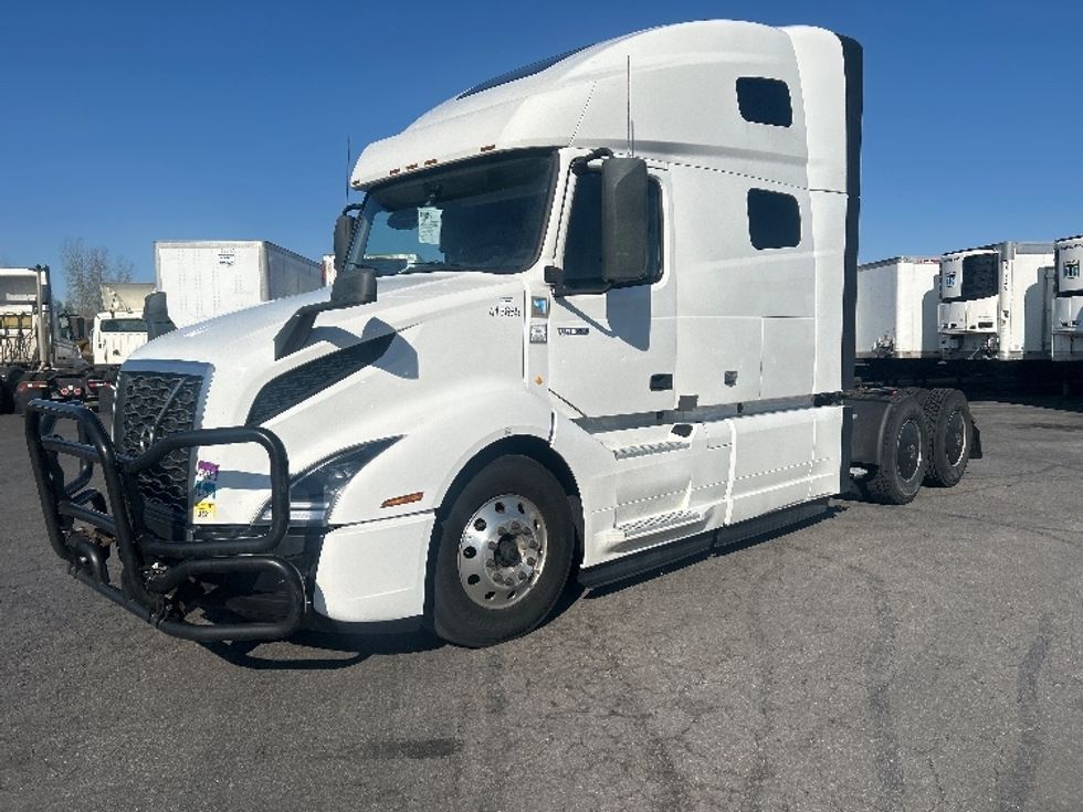 Sleeper Tractor-Heavy Duty Tractors-Volvo-2022-VNL64760-Obetz-OH-382,074\n\t\tmiles-$ 82,750 - Image 3