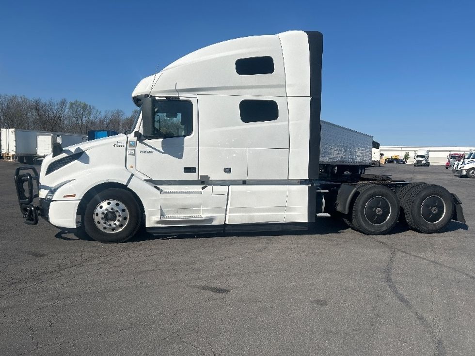 Sleeper Tractor-Heavy Duty Tractors-Volvo-2022-VNL64760-Obetz-OH-382,074\n\t\tmiles-$ 82,750 - Image 4